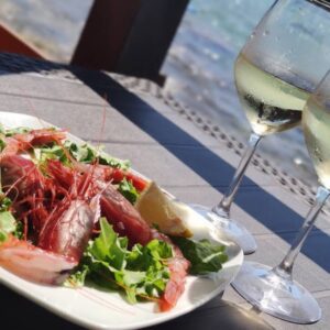Lettini e ombrellone, un calice di vino in omaggio per ogni persona.