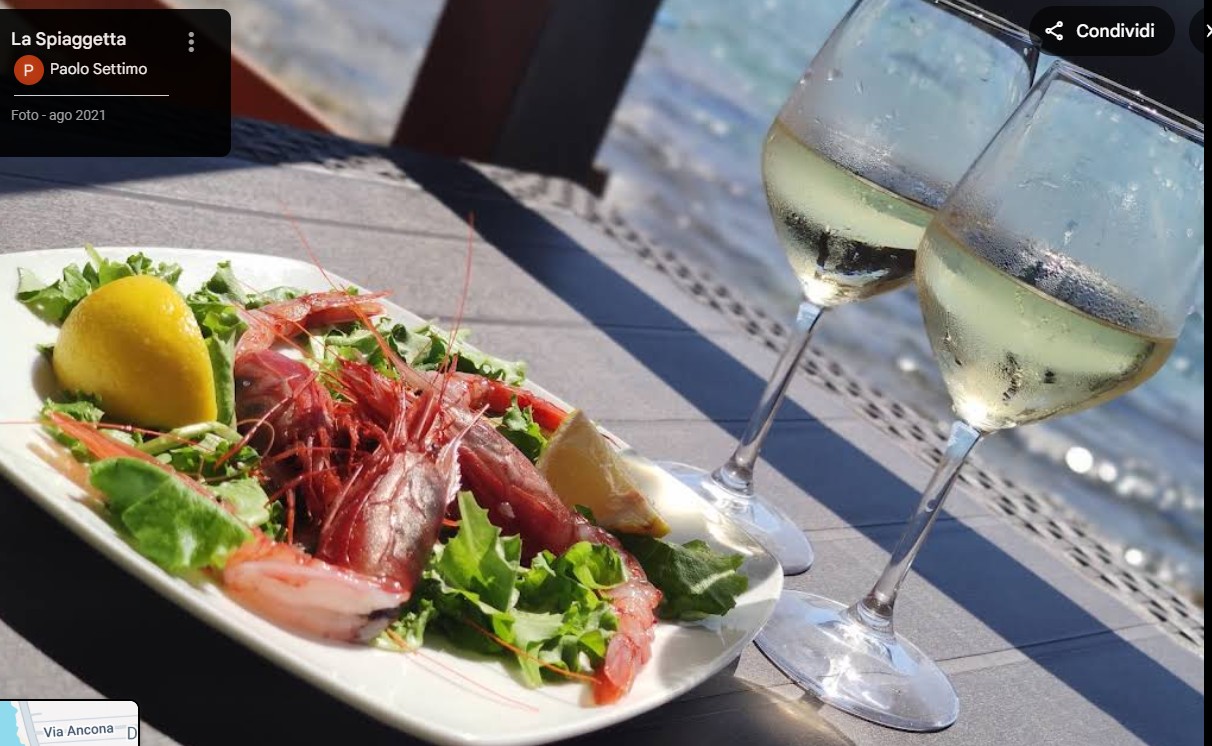 Lettini e ombrellone, un calice di vino in omaggio per ogni persona.